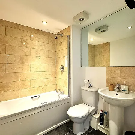 2 Bed Ensuite With Balcony And Free Onsite Secure Parking Manchester Exterior photo